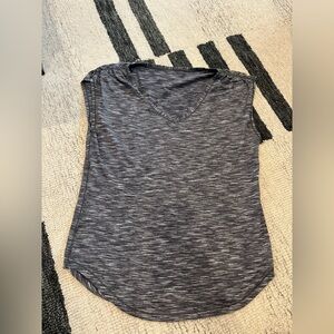 Lululemon women’s gray v neck tee size 10